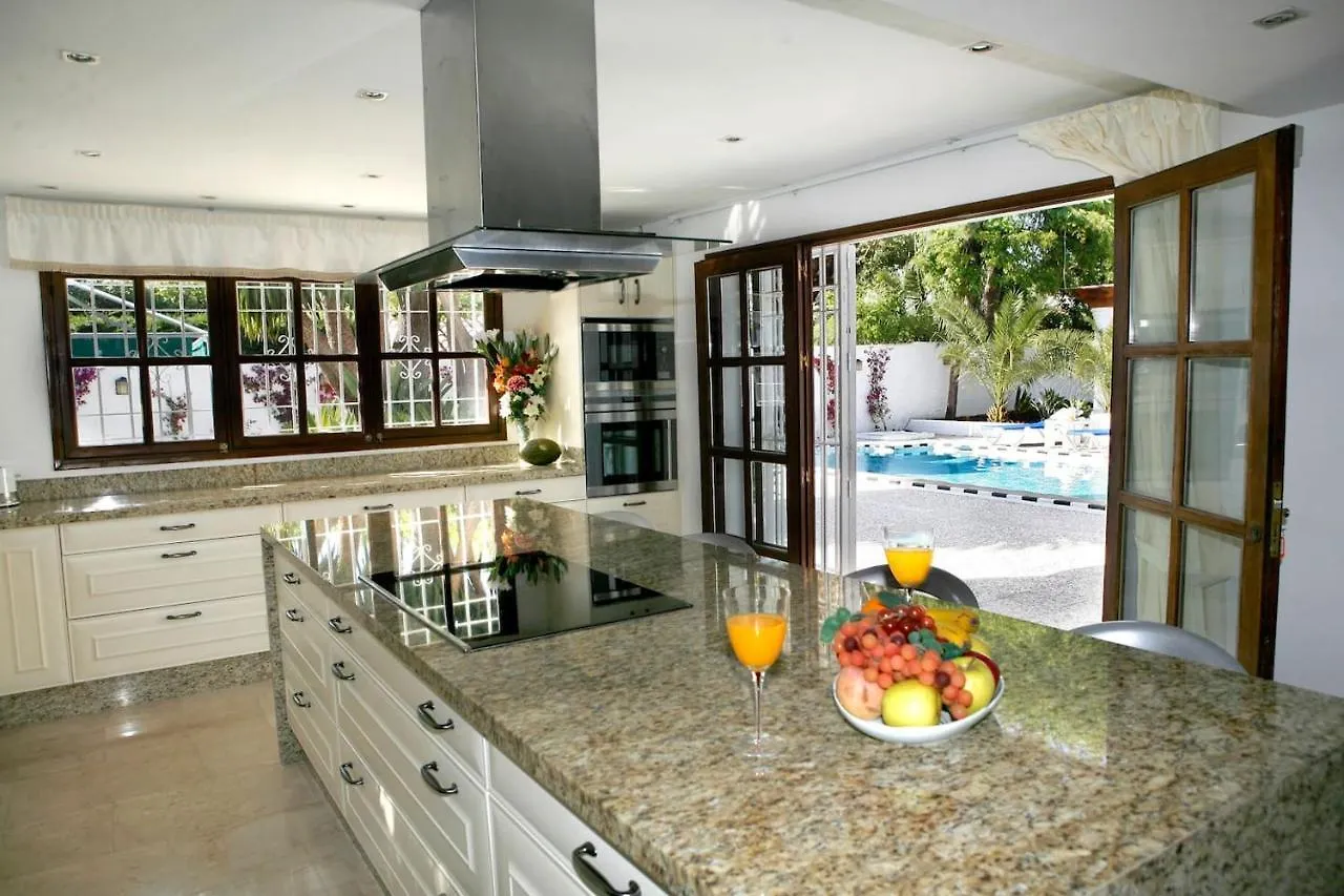 Exclusive Villa Las Palmeras Puerto Banus With Heated Private Swimming Pool, Marbella, Spain İspanya