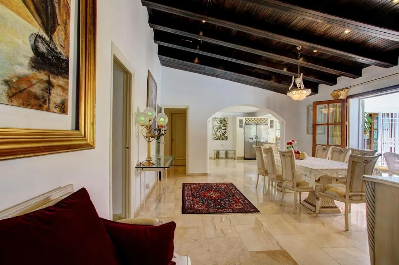 Exclusive Villa Las Palmeras Puerto Banus With Heated Private Swimming Pool, Marbella, Spain İspanya