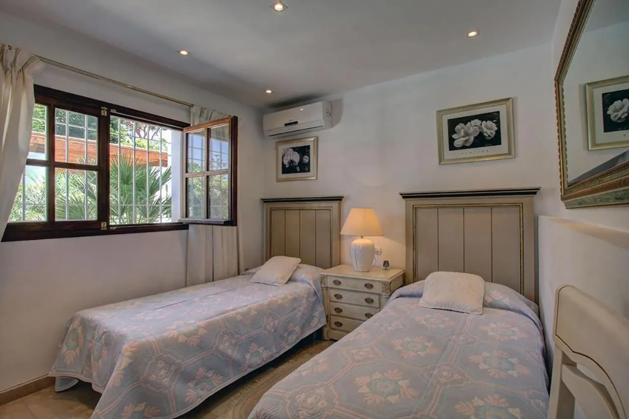 Exclusive Villa Las Palmeras Puerto Banus With Heated Private Swimming Pool, Marbella, Spain İspanya