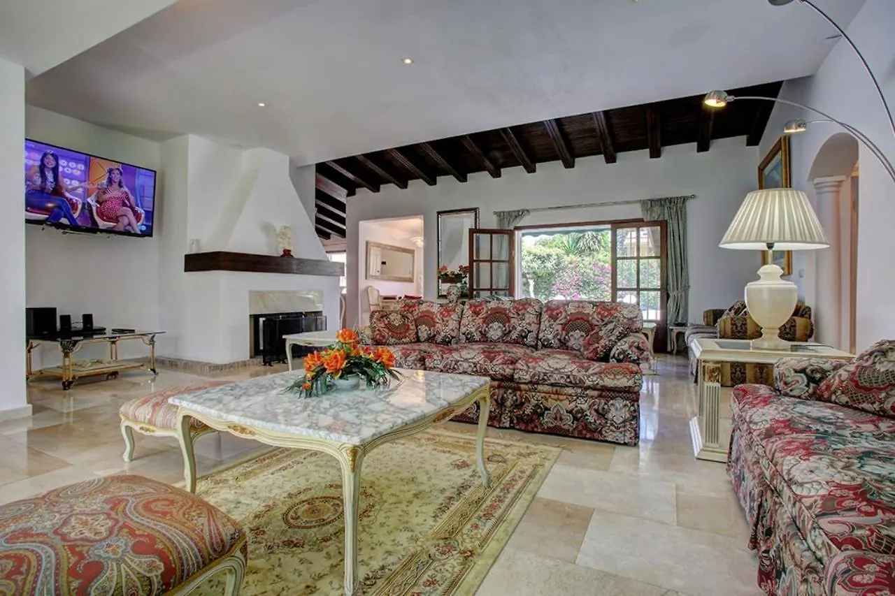 Exclusive Villa Las Palmeras Puerto Banus With Heated Private Swimming Pool, Marbella, Spain Марбелья