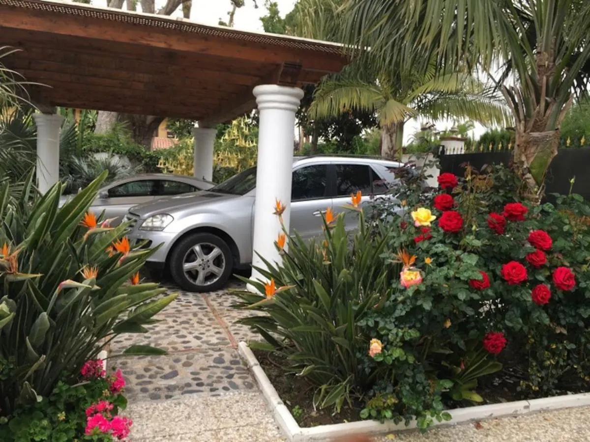 Exclusive Villa Las Palmeras Puerto Banus With Heated Private Swimming Pool, Marbella, Spain  Марбелья