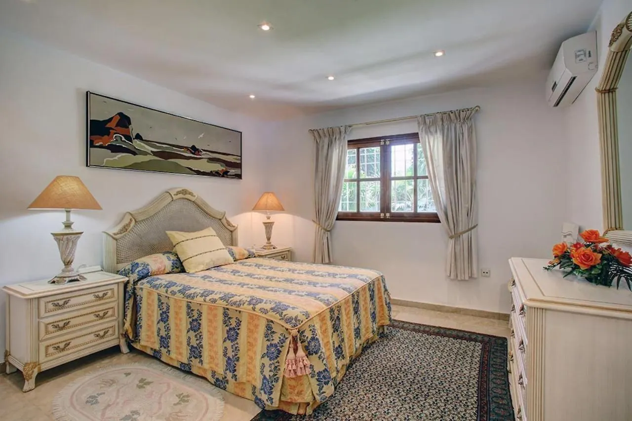Exclusive Villa Las Palmeras Puerto Banus With Heated Private Swimming Pool, Marbella, Spain 马尔韦利亚