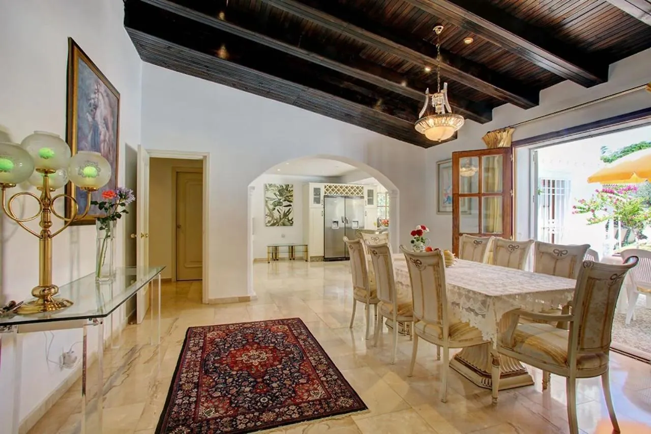 Exclusive Villa Las Palmeras Puerto Banus With Heated Private Swimming Pool, Marbella, Spain 0*, 马尔韦利亚 西班牙