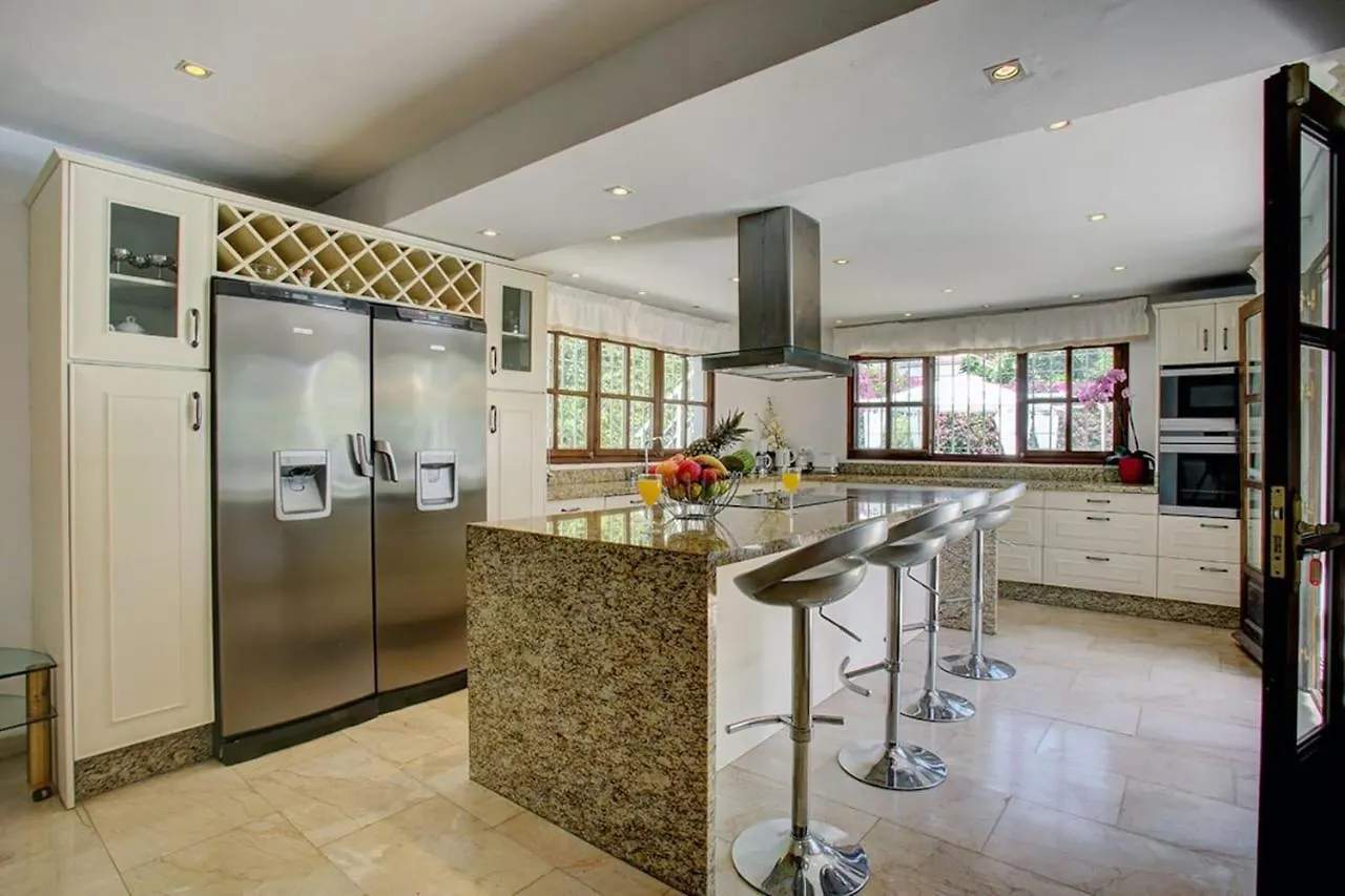 Exclusive Villa Las Palmeras Puerto Banus With Heated Private Swimming Pool, Marbella, Spain 西班牙